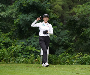 Vivian Hou swinging
