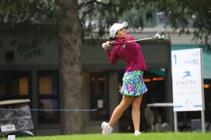 Fernanda Lira swinging on tee box