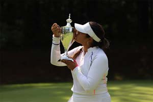 Lilia Vu kissing trophy
